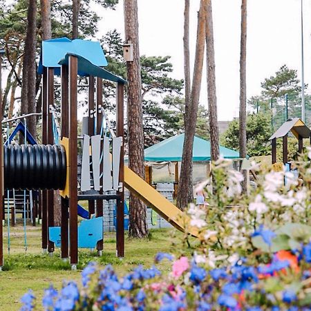 Forest Family Resort - Domki Caloroczne Ustka Eksteriør billede